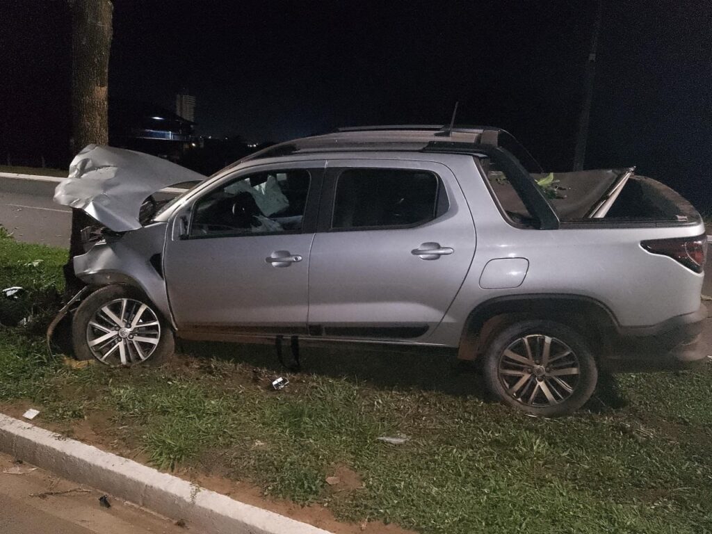 Motorista fica ferido após pneu estourar e carro bater em árvore