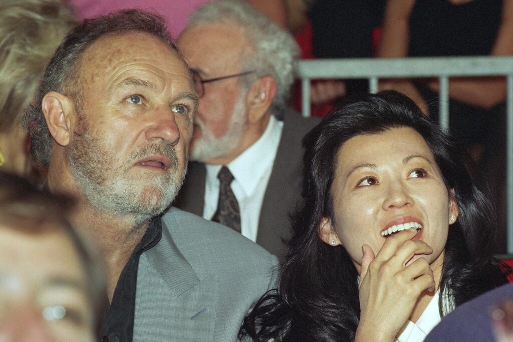 Gene Hackman provavelmente estava morto nove dias antes de corpo ser encontrado, diz polícia