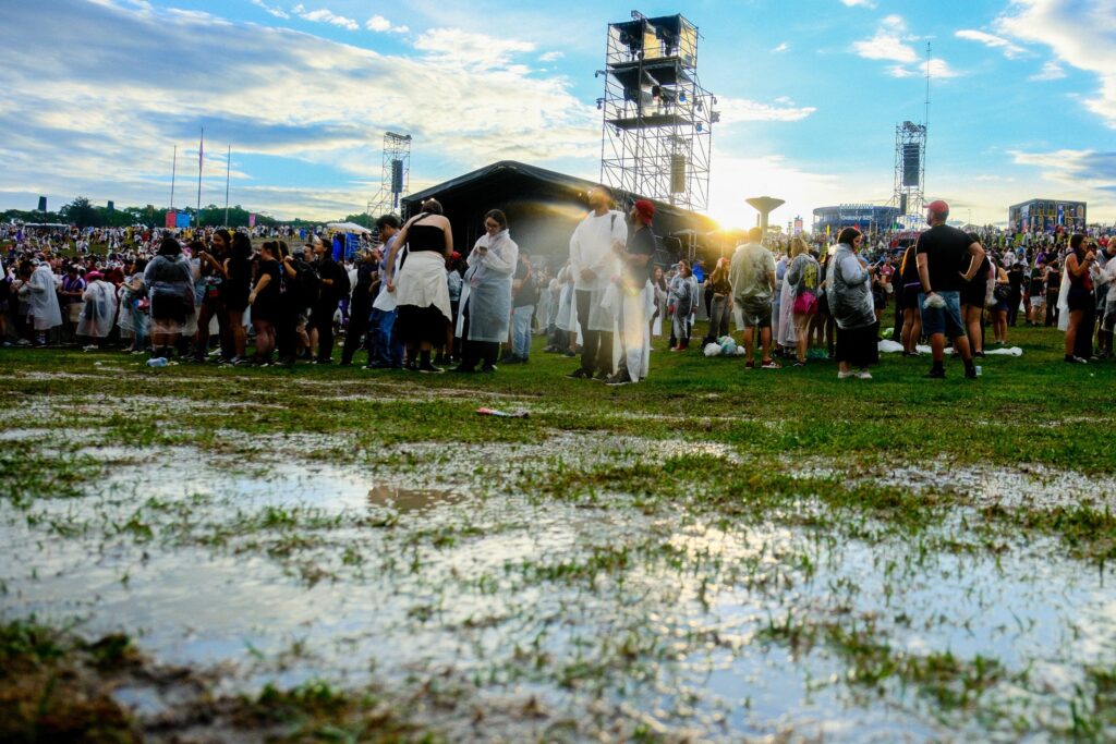 O que deu certo e o que deu errado no Lollapalooza? Festival teve lama, água de graça e saída confusa