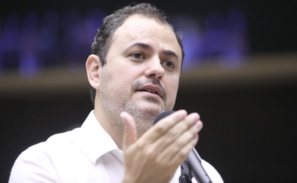 Em greve de fome, Glauber Braga toma isotônico e ouve NX Zero para manter a calma, diz equipe