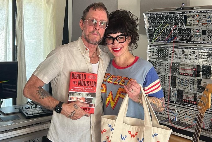 Escritora Jillian Lauren, mulher de baixista do Weezer, leva tiros de policiais que procuravam suspeitos