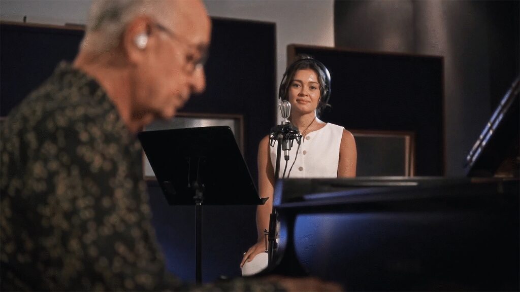 ‘Teletema’ ecoa nos 60 anos da Globo com a leveza do canto da atriz Sophie Charlotte e do piano de Antonio Adolfo