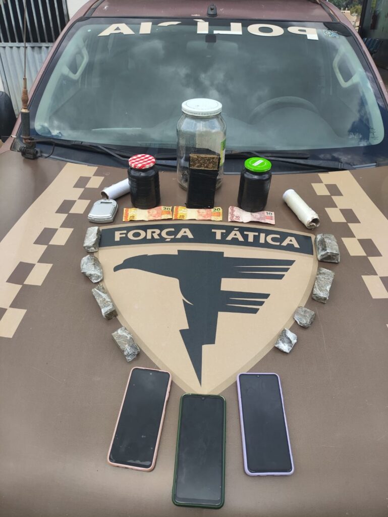 Jovem é preso junto com a mãe e esposa ao ser flagrado com maconha e entregar esconderijo, diz polícia
