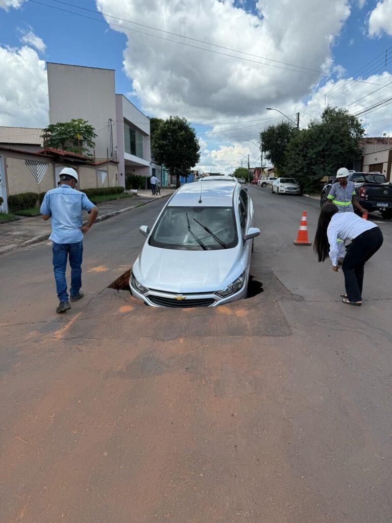 BRK é multada em R$ 223 mil por vazamento de água que fez cratera se abrir e quase ‘engolir’ carro
