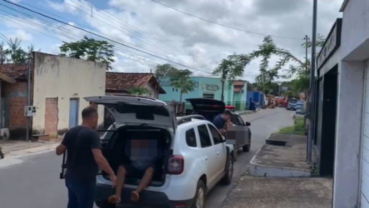 Polícia encontra pacote com 1kg de cocaína escondido em quintal de casa e prende dois homens por suspeita de tráfico