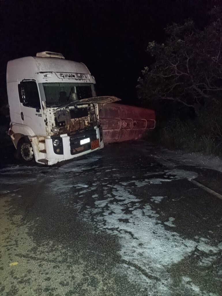 Caminhão tomba e derrama 20 mil litros de gasolina na TO-070 após motorista cochilar ao volante, diz polícia