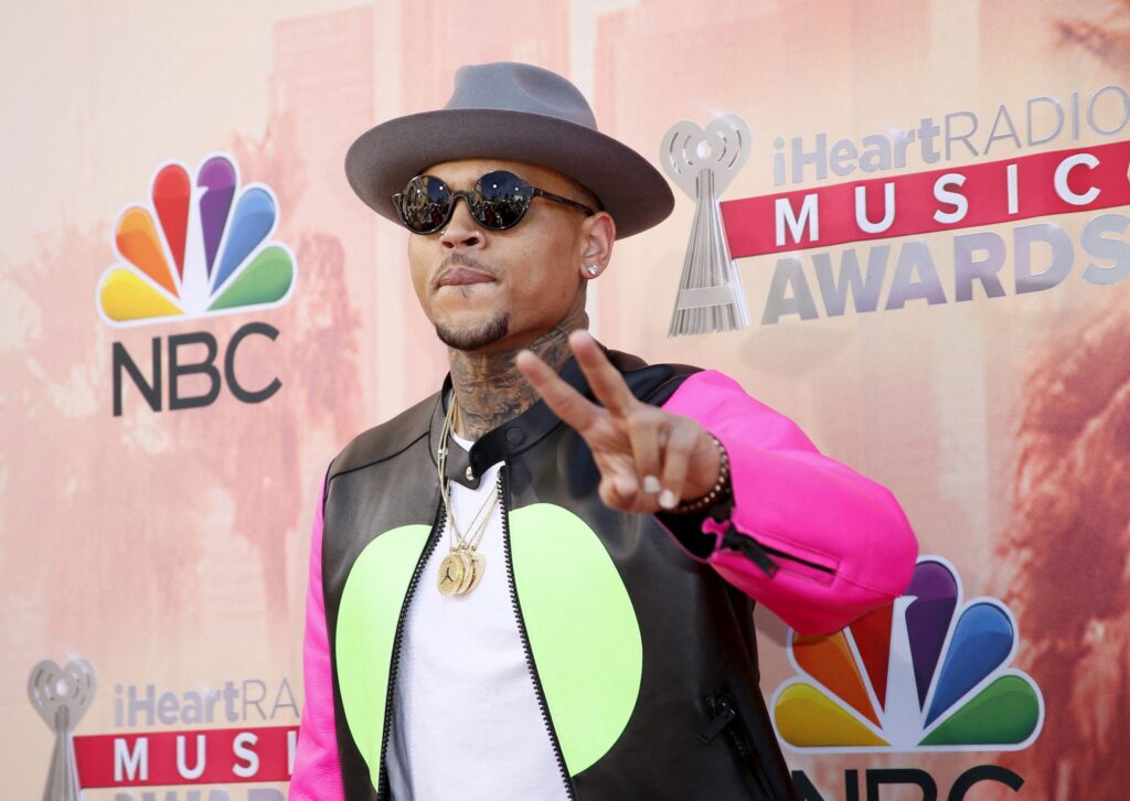 Chris Brown é mantido em custódia após prisão e acusado de lesão corporal grave