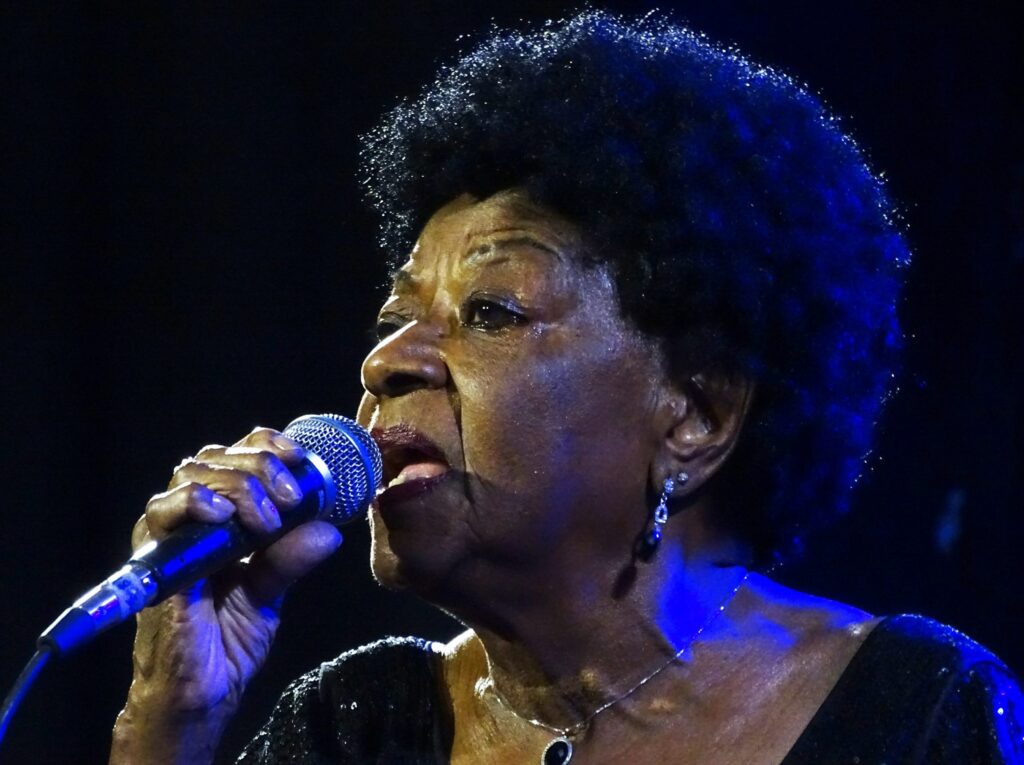 Estrela de Alaíde Costa brilha em palco iluminado pela grandeza da cantora