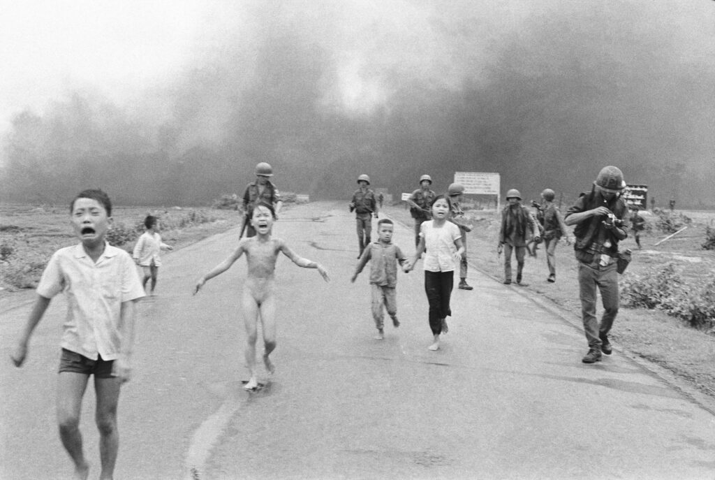 Mais de 50 anos depois, World Press Photo põe em dúvida quem tirou foto histórica da ‘Menina do Napalm’ e retira crédito de autor