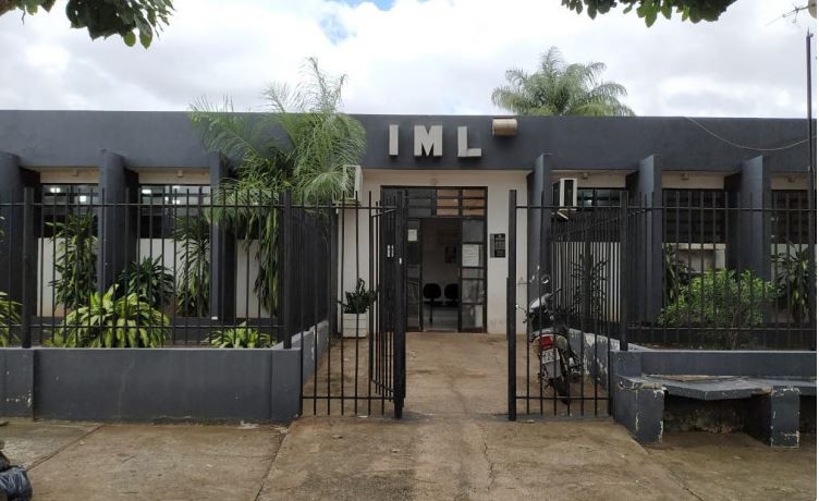 Mulher é encontrada morta dentro de quarto com sinais de violência, diz polícia