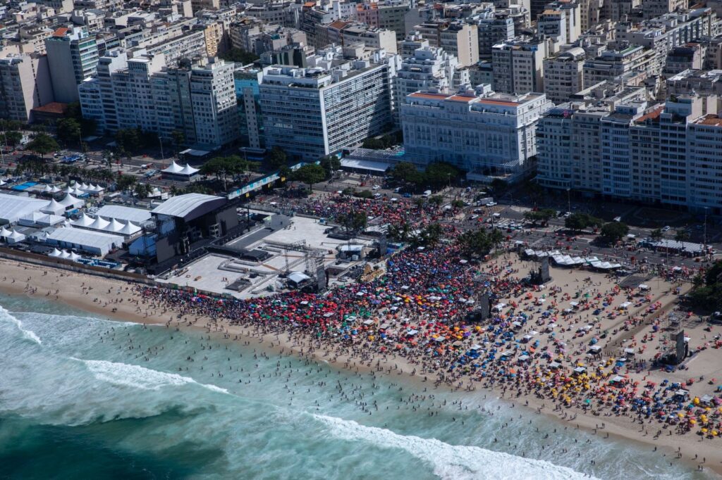 Show de Lady Gaga: fãs já lotam areia, e Copacabana é fechada para carros; SIGA
