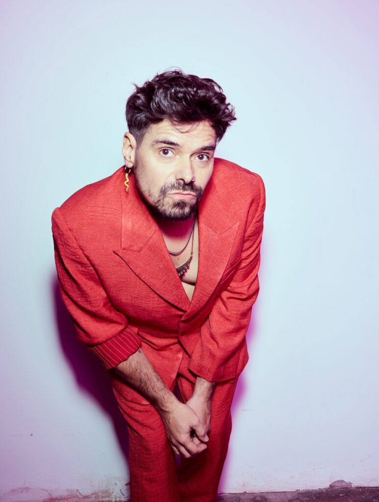 Jonas Sá usa ‘Deus’ para anunciar o álbum ‘_MNSTR_’, previsto para agosto