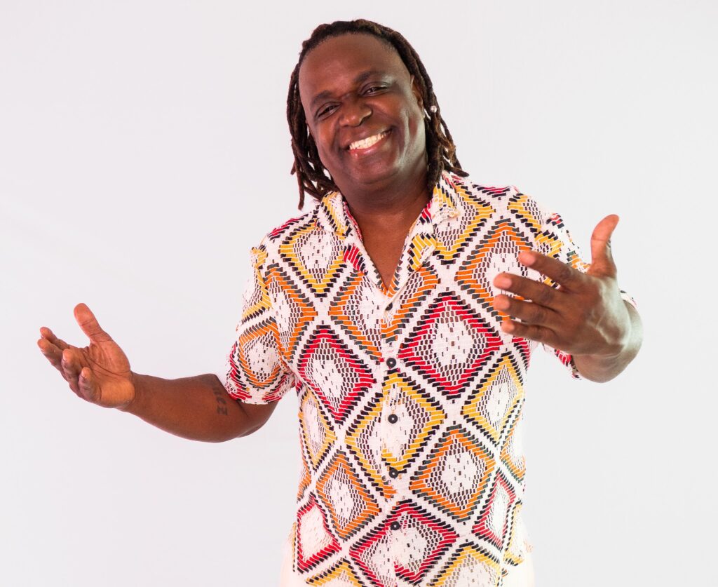 Marcelinho Moreira junta a família do samba em EP gregário que abarca Mart’nália, Prettos, Davi Moraes e Rogê