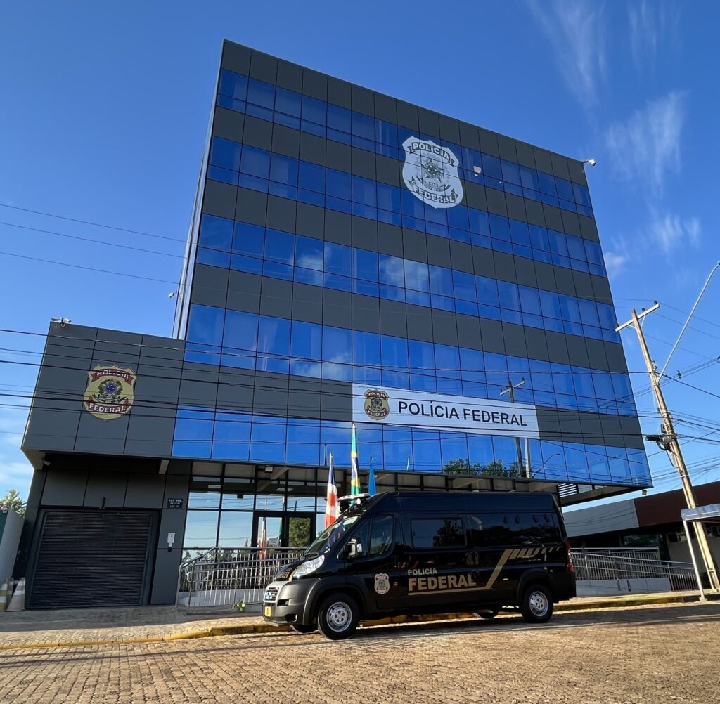 PF cumpre mandado de busca contra mãe suspeita de compartilhar fotos e vídeos do próprio filho em situação de abuso