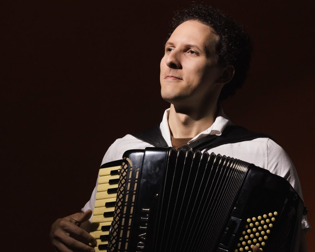 Discípulo de Oswaldinho do Acordeom, Pablo Moura manda baiões e frevos de Pernambuco para o mundo em álbum autoral programado para setembro