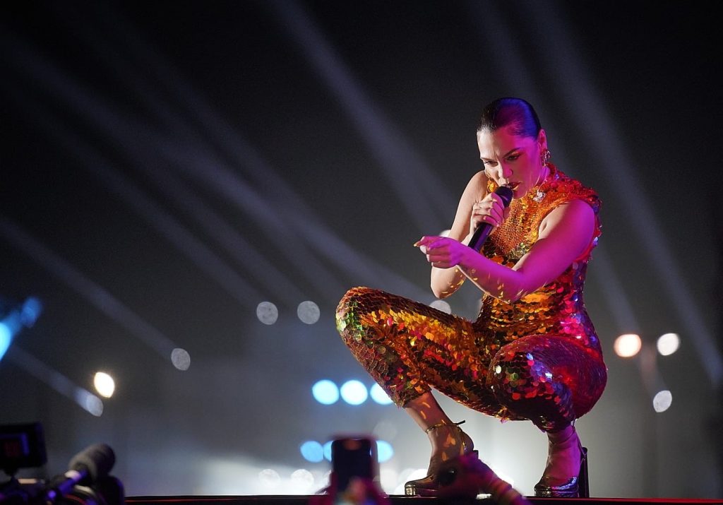 Jessie J cancela e adia shows para nova cirurgia de câncer de mama