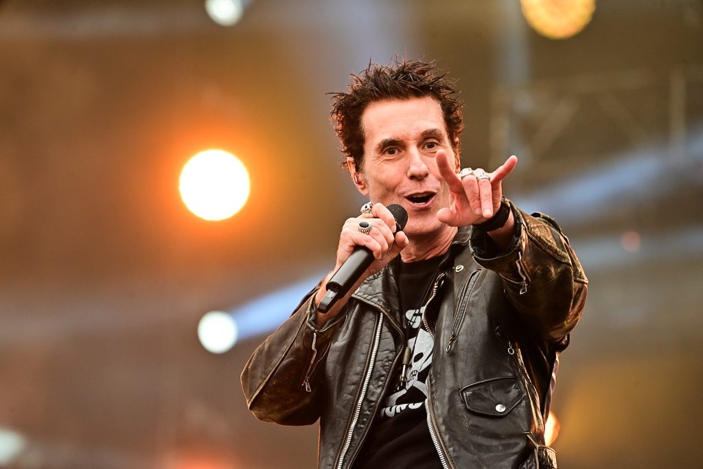 Capital Inicial repete as músicas de sempre e faz discurso contra ‘PEC da impunidade’ no The Town