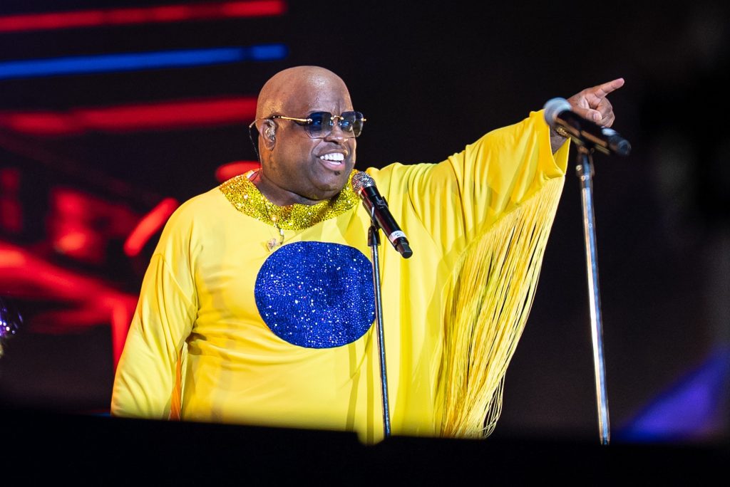 CeeLo Green faz ‘baile de formatura’ batido com músicas de MC Bola e Sergio Mendes no The Town