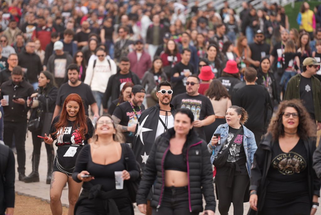 Roqueiro ou roqueira? ‘Cabelão’ é moda no dia do rock do The Town
