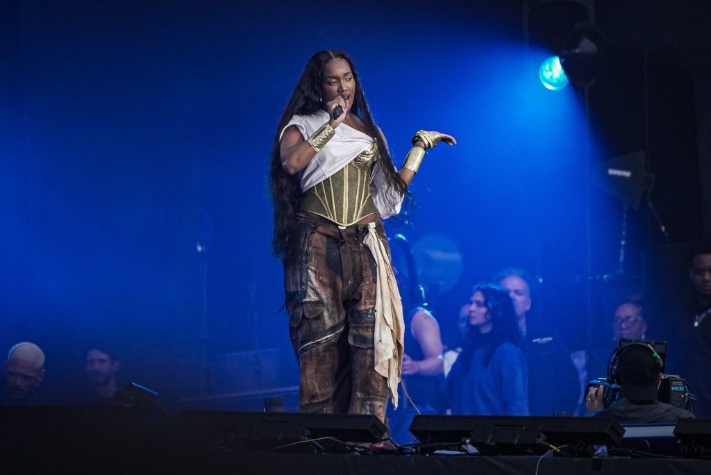 Iza convida Olodum, Toni Garrido e Célia Sampaio no The Town e mostra que reggae não é só Bob Marley