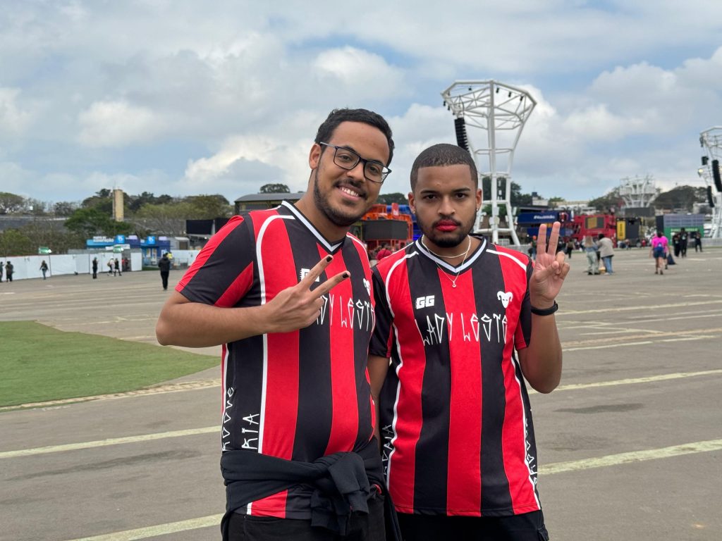 Fãs de Gloria Groove vestem camisas de time inspiradas no álbum Lady Leste no The Town 2025