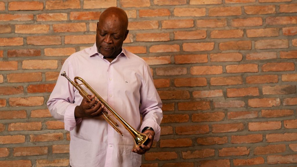 Trompetista Walmir Gil acerta contas afetivas com João Donato em álbum feito com quinteto de afro jazz latino