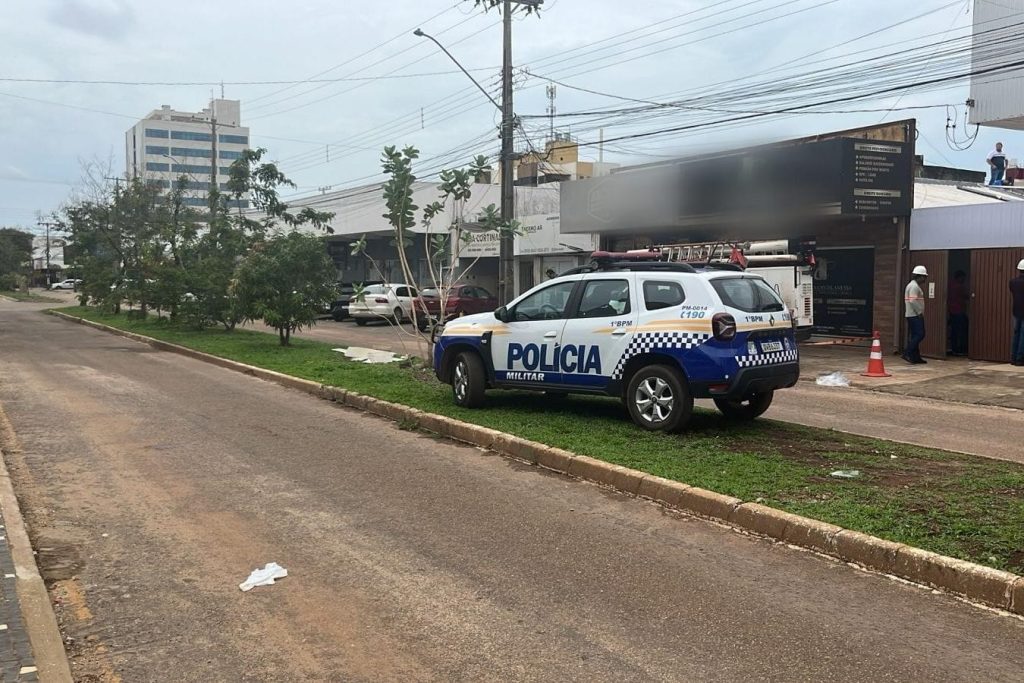 Homem leva choque e morre enquanto trabalhava em telhado