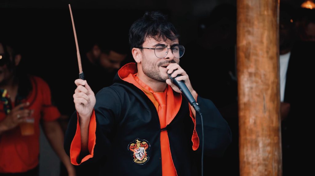Cantor sósia de Harry Potter diz que vai mudar nome artístico após notificação da Warner