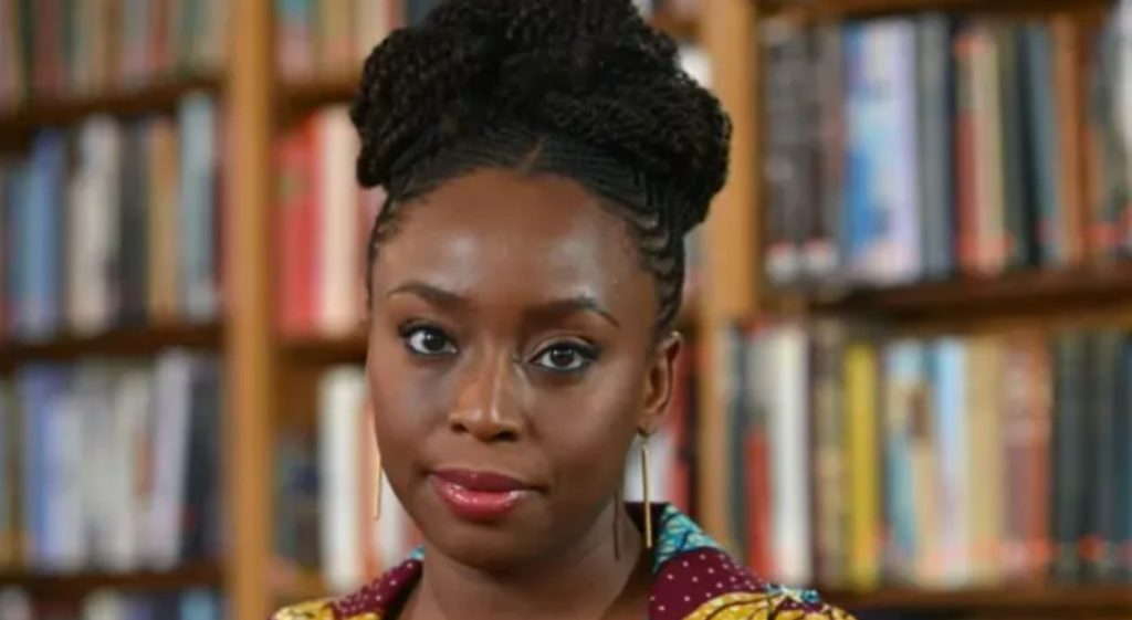 Família da escritora Chimamanda Ngozi acusa hospital de negligência por morte de filho de 21 meses
