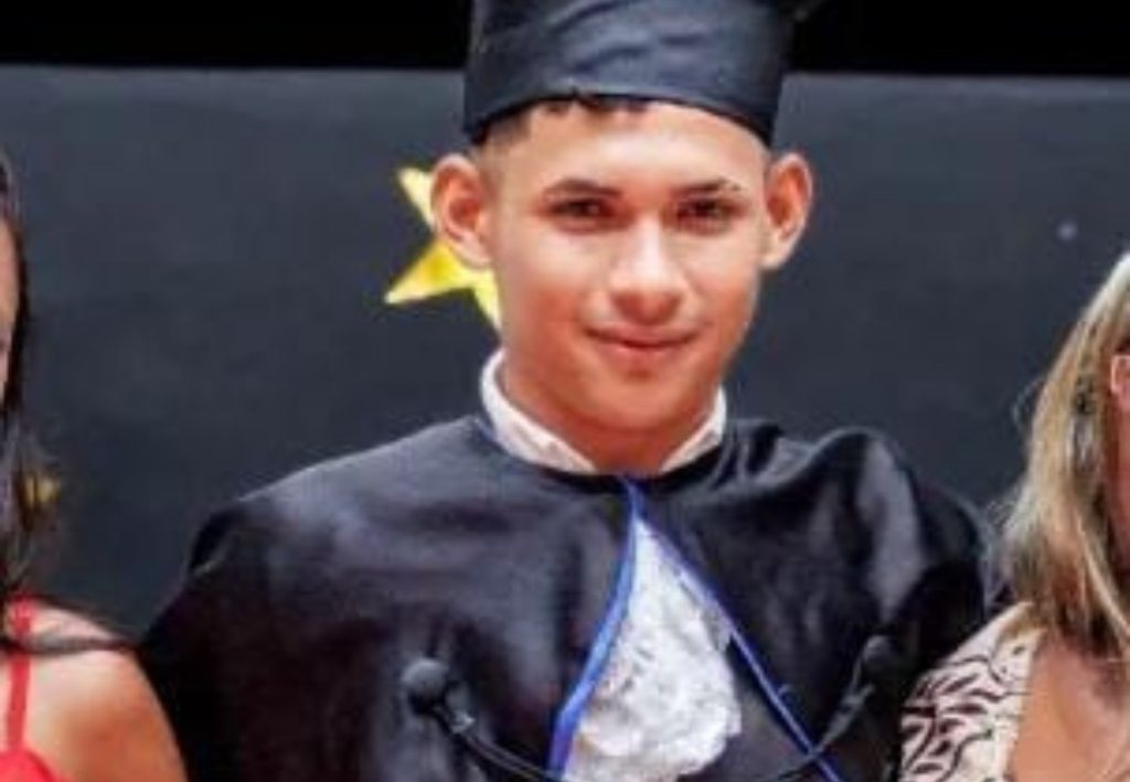 Jovem que morreu após cair de moto estava indo para casa comer lasanha com a família, diz irmã