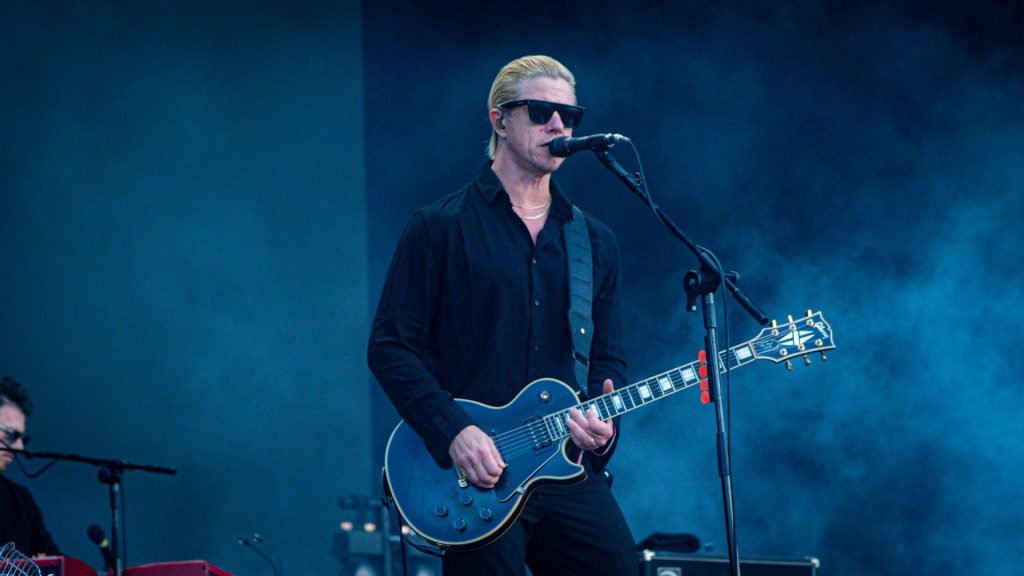 Interpol faz show com ‘som de CD’ no Lolla e entrega performance de Kings of Leon triste