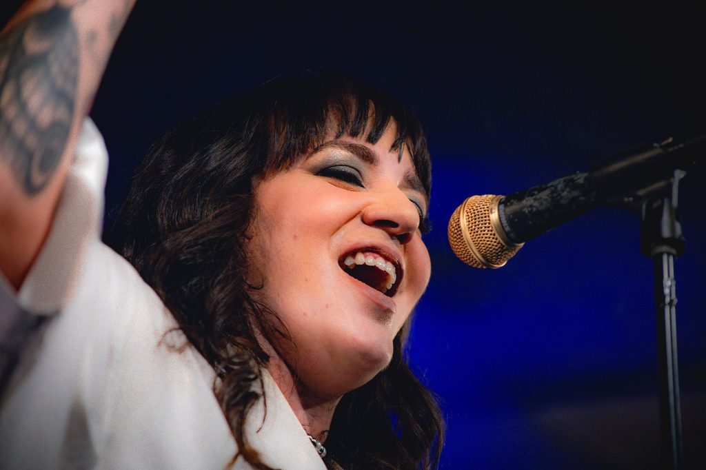 Linda Ramalho canta Pitty e Dudu Falcão em álbum ao vivo sem se afastar das ‘eternas ondas’ do pai, Zé Ramalho