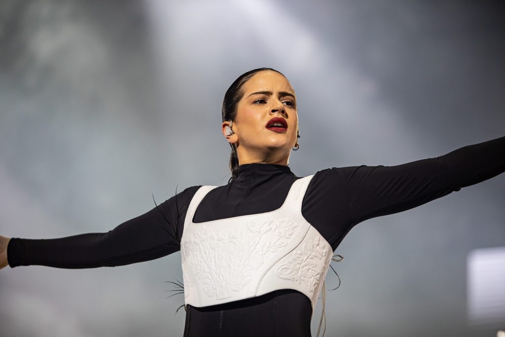 Rosalía interrompe show na Itália após passar mal no palco: ‘Tentei insistir até o final’