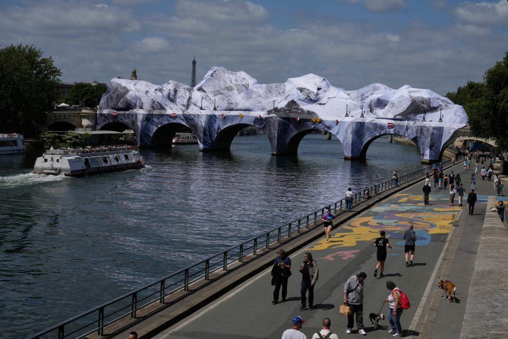 Artista conhecido como ‘Banksy francês’ cria ‘caverna’ sobre ponte mais antiga de Paris