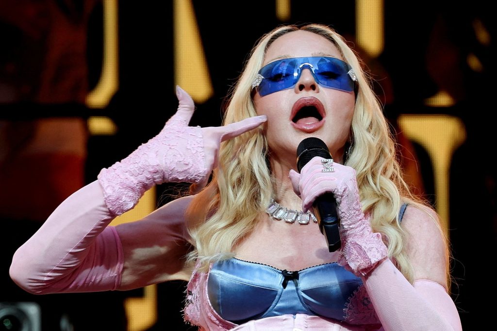 Madonna surpreende fãs com show de 15 minutos em Nova York