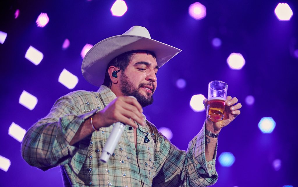 Da estratégia de conexão à crise: uso de álcool para ser parte do público pode prejudicar saúde e imagem de artistas