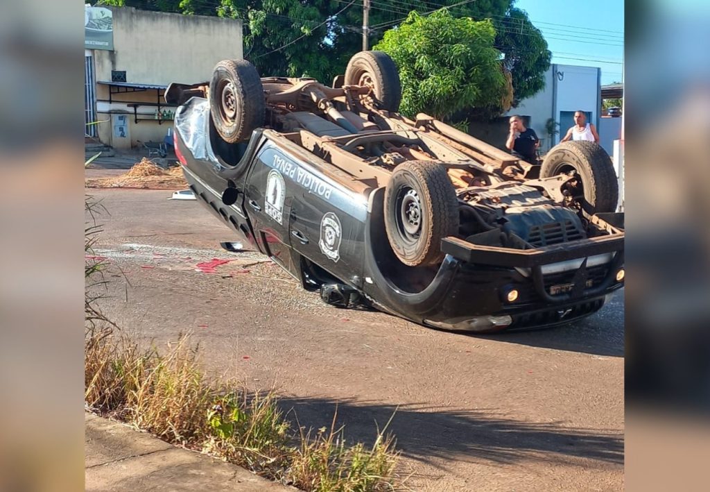 Viatura da Polícia Penal fica tombada após batida em cruzamento de Palmas