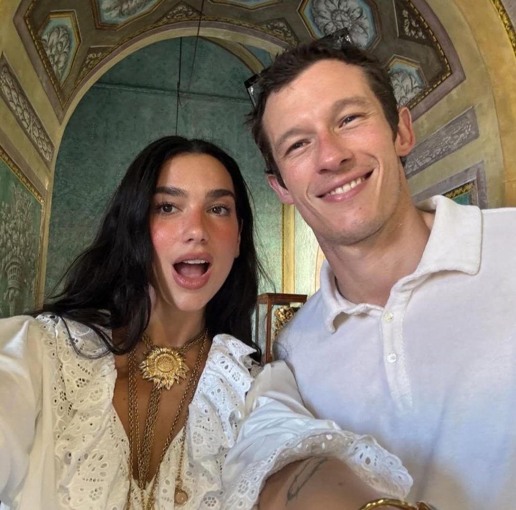 Dua Lipa se casa com ator Callum Turner em cerimônia discreta em Londres