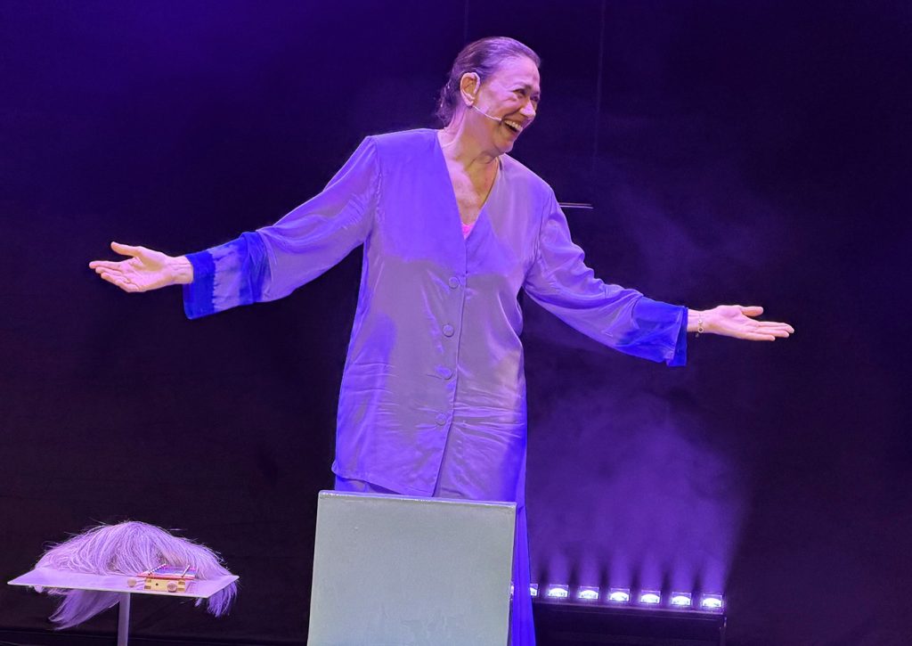 Lilia Cabral imprime a leveza de Rita Lee em ‘Balada da louca’, peça sobre como é ser humano em horas de partida