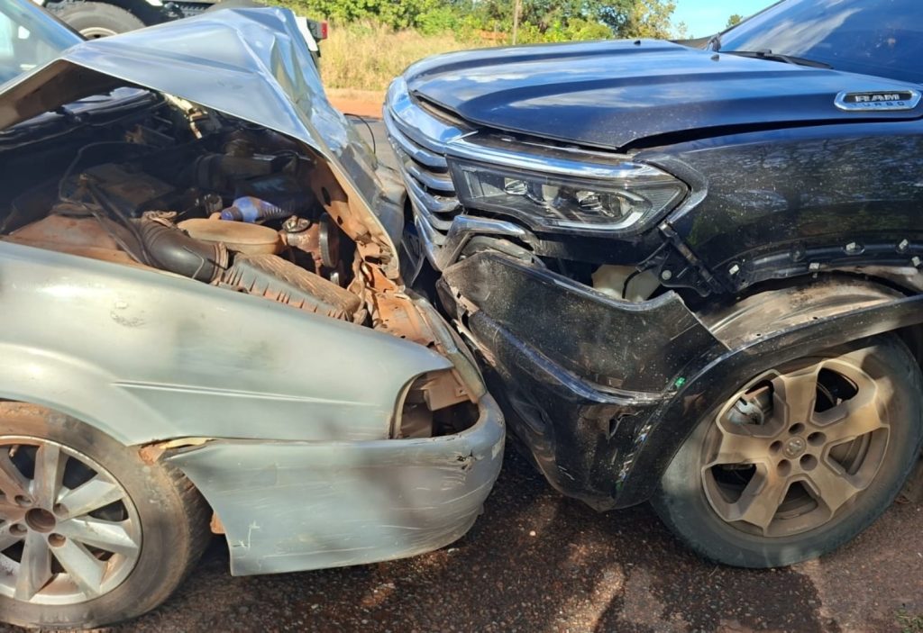 Acidente envolvendo motocicleta e dois carros deixa um morto na BR-153