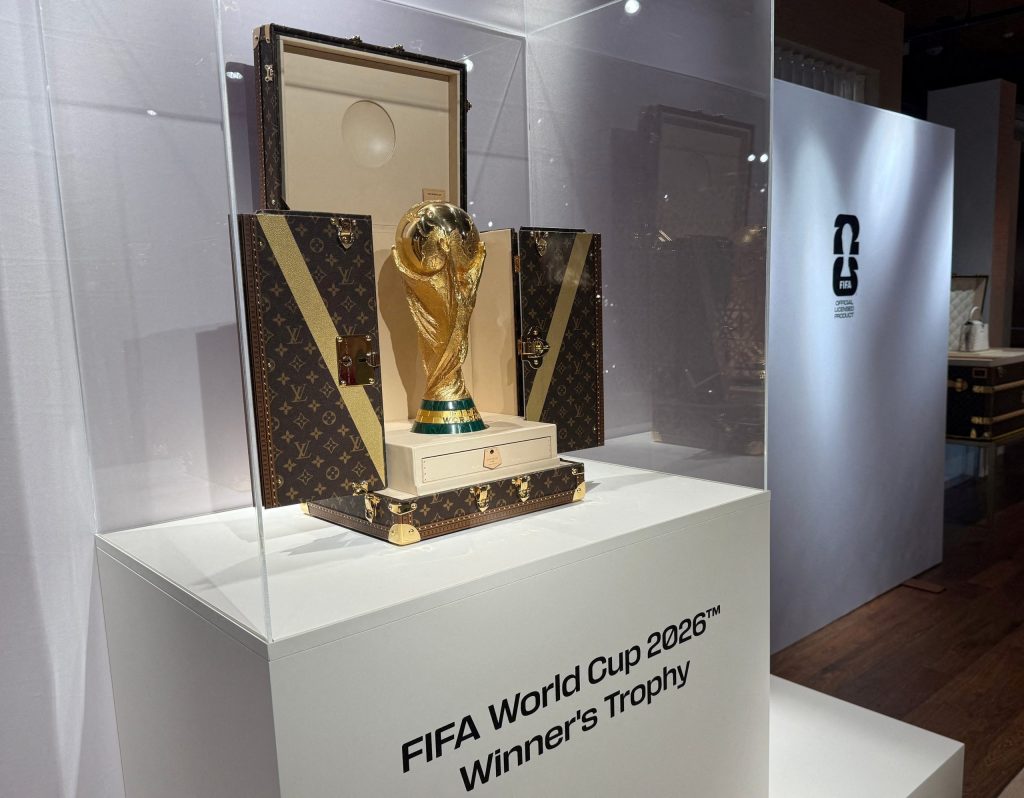 Taça da Copa do Mundo chegará ao estádio da final em um baú personalizado da Louis Vuitton; veja