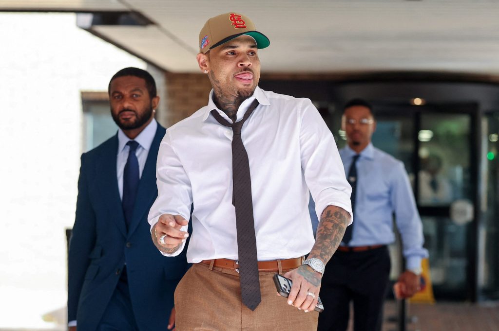 Chris Brown se declara culpado por briga em incidente em boate de Londres