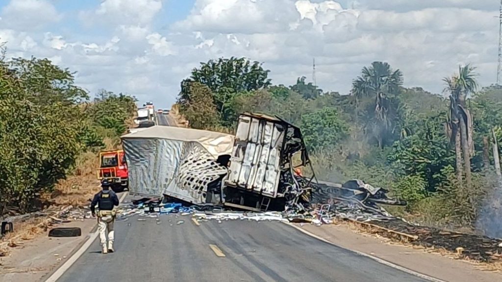 Acidente entre carretas deixa uma pessoa morta e bloqueia BR-153 em Colinas do Tocantins