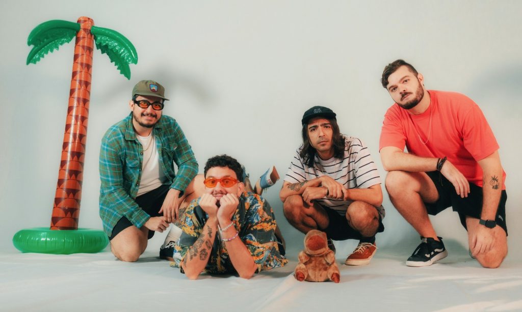 Melton Sello cria narrativa pop punk no primeiro álbum, ‘Opa!’, lançado oito anos após a formação da banda carioca