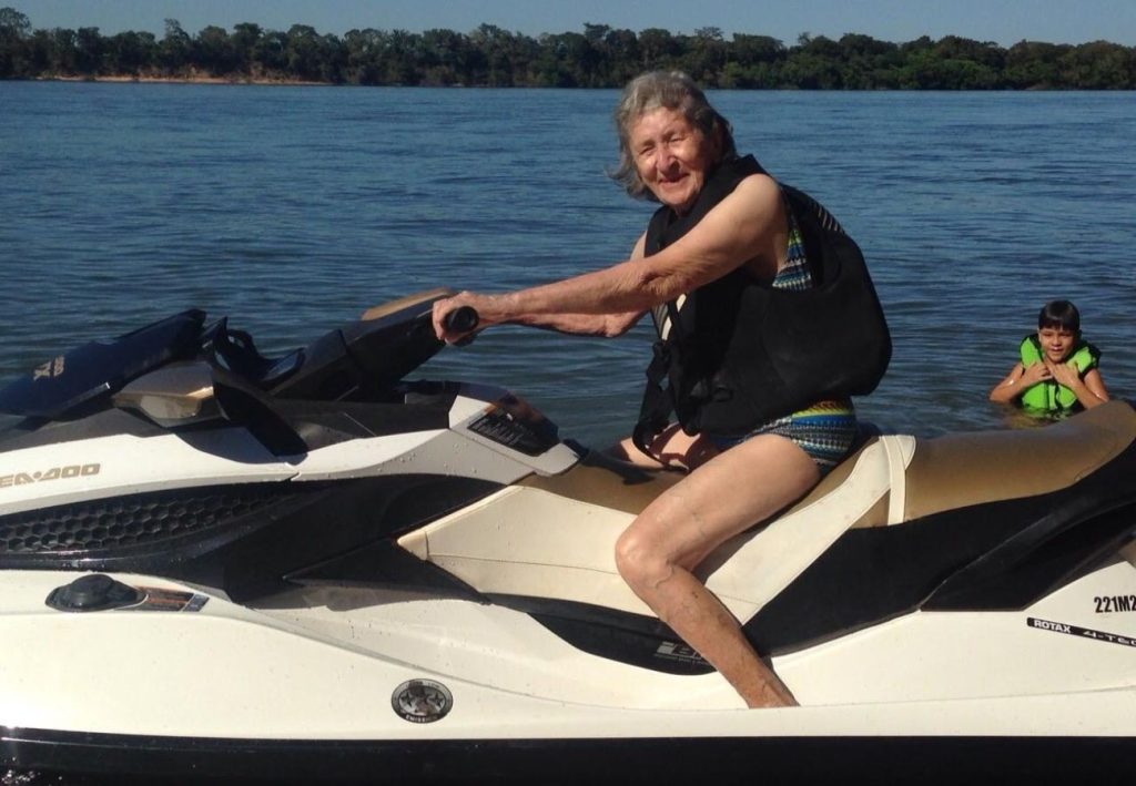 Leitora e aventureira: quem é a mulher de 100 anos que anda de moto aquática e tem 51 bisnetos