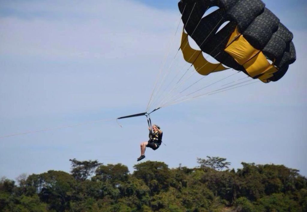 Bisavó de 100 anos faz passeios de moto aquática e sobrevoou praia em parasail no TO