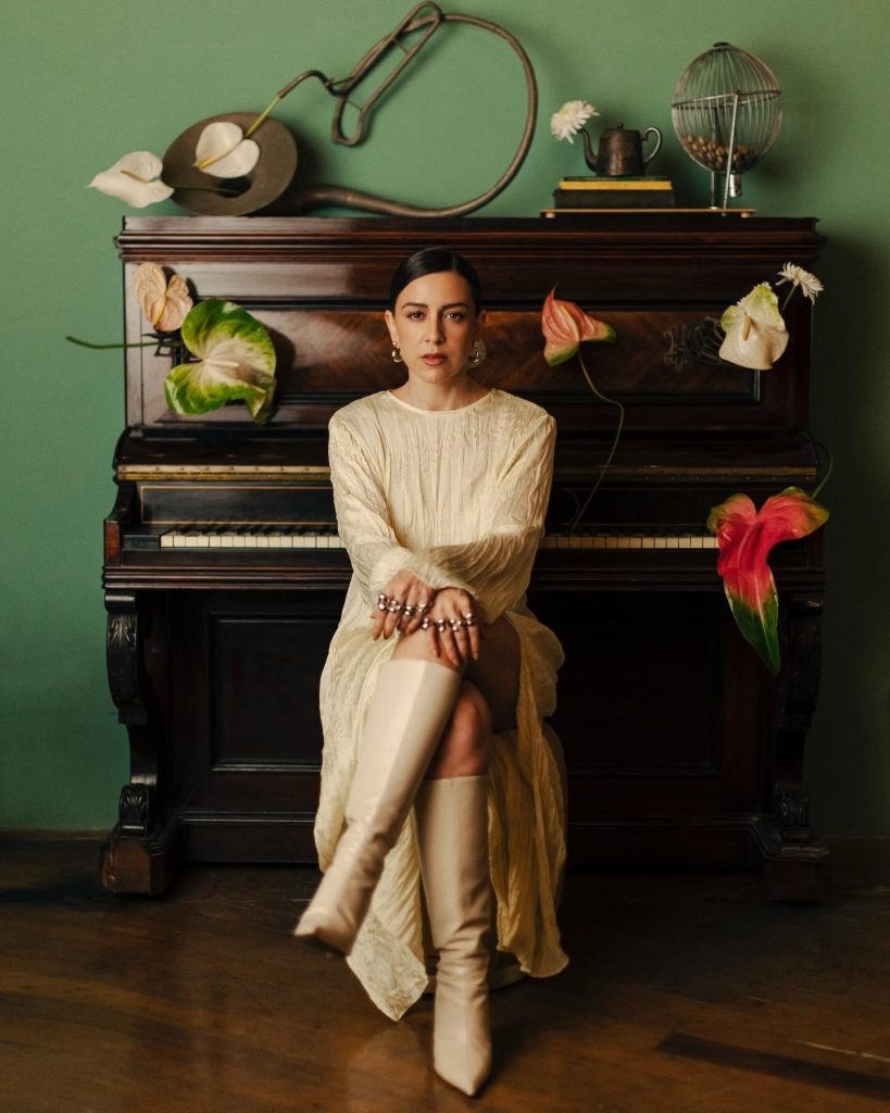 Canto matricial de Gal Costa reverbera na ‘Flor de maracujá’ de Roberta Sá