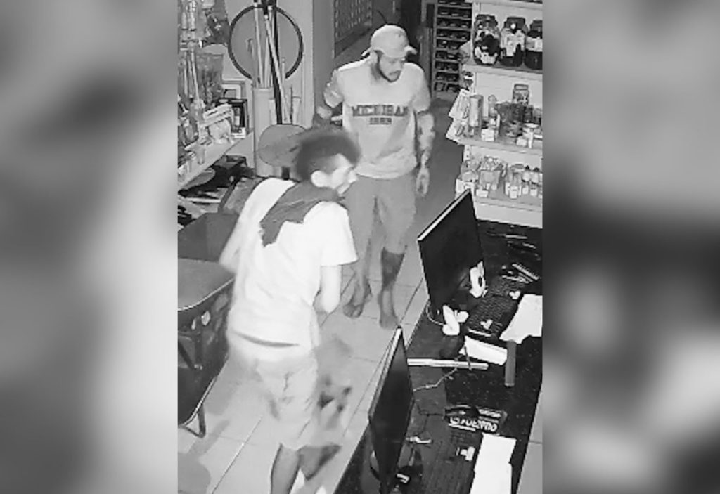 Criminosos invadem loja de construção, levam bebedouro e causam alagamento;VÍDEO