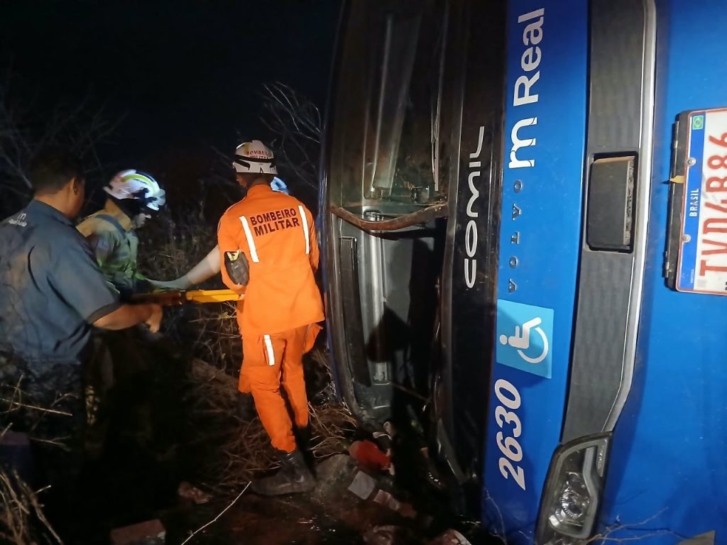 Quatro pessoas envolvidas em acidente com ônibus na BA viajavam para o TO, diz empresa