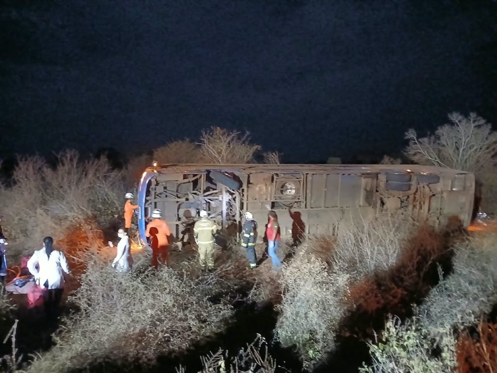 Acidente com ônibus deixa 7 mortos e 13 feridos na Bahia; policial e criança estão entre as vítimas